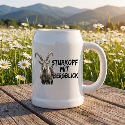 Trinkkrug – Sturkopf mit Bergblick, auf der Bergwiese