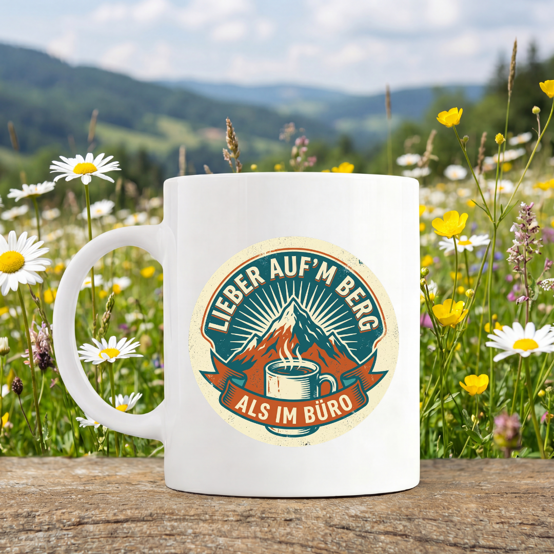 Tasse Lieber auf'm Berg als im Büro von Kraxelgaudi, weiße Keramiktasse beidseitig bedruckt
