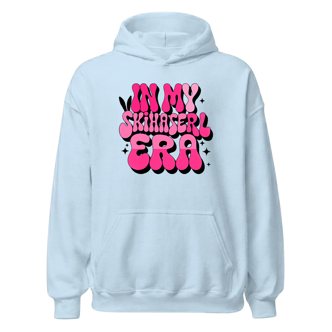 Skihaserl Era Hoodie mit Après-Ski-Spruch, Print Nahaufnahme