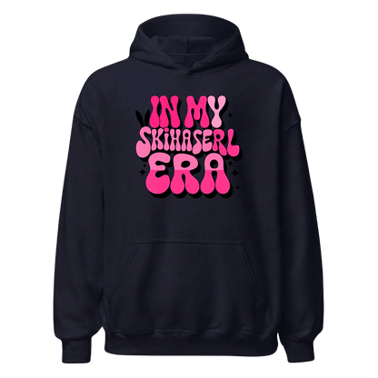 Skihaserl Era Hoodie mit Après-Ski-Spruch, Designdetail