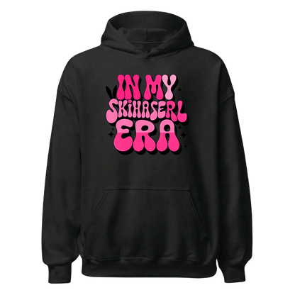 Skihaserl Era Hoodie mit Après-Ski-Spruch, Frontansicht