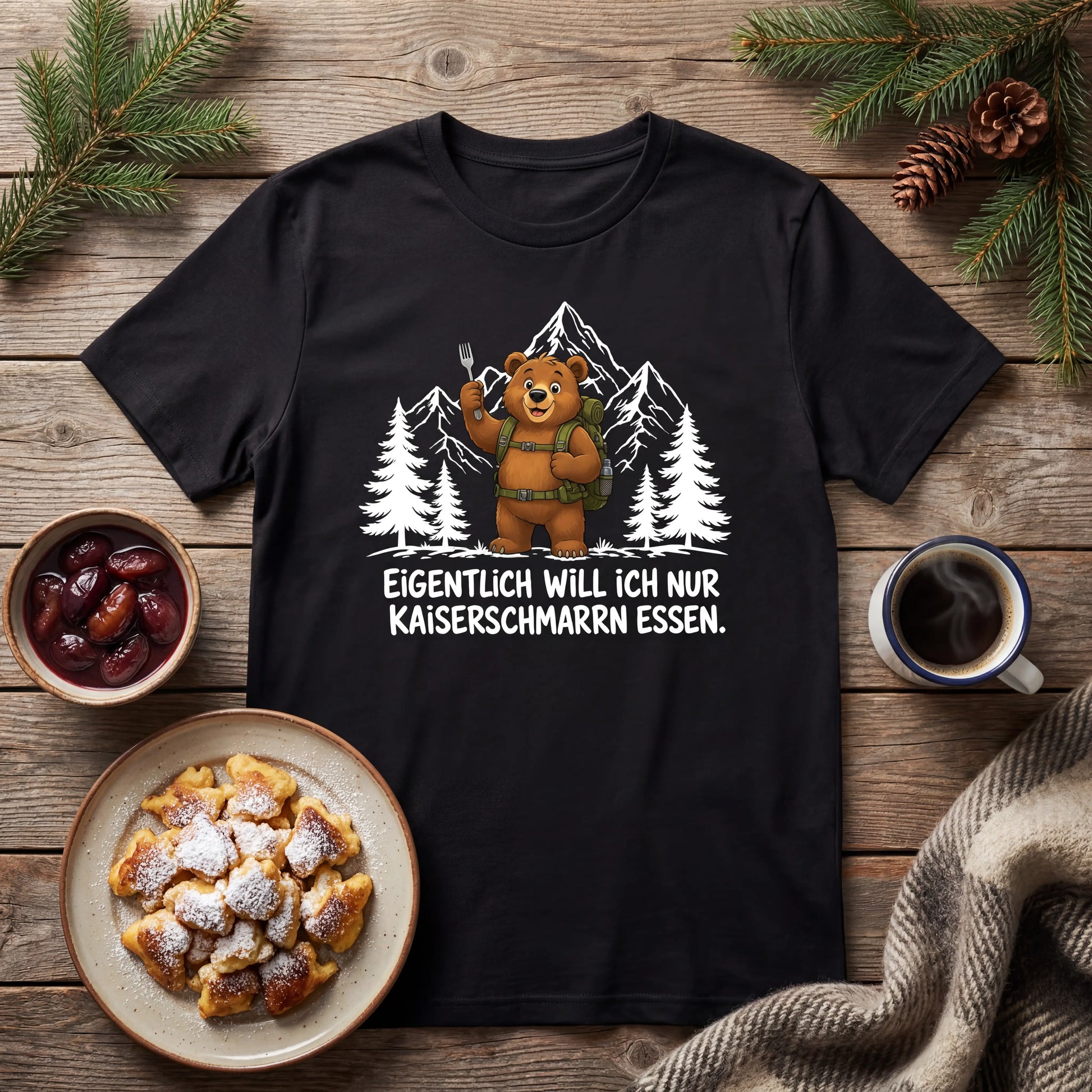 Kaiserschmarrn Bär T-Shirt Unisex Flatlay Alm Brotzeit