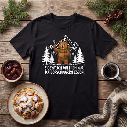 Kaiserschmarrn Bär T-Shirt Unisex Flatlay Alm Brotzeit