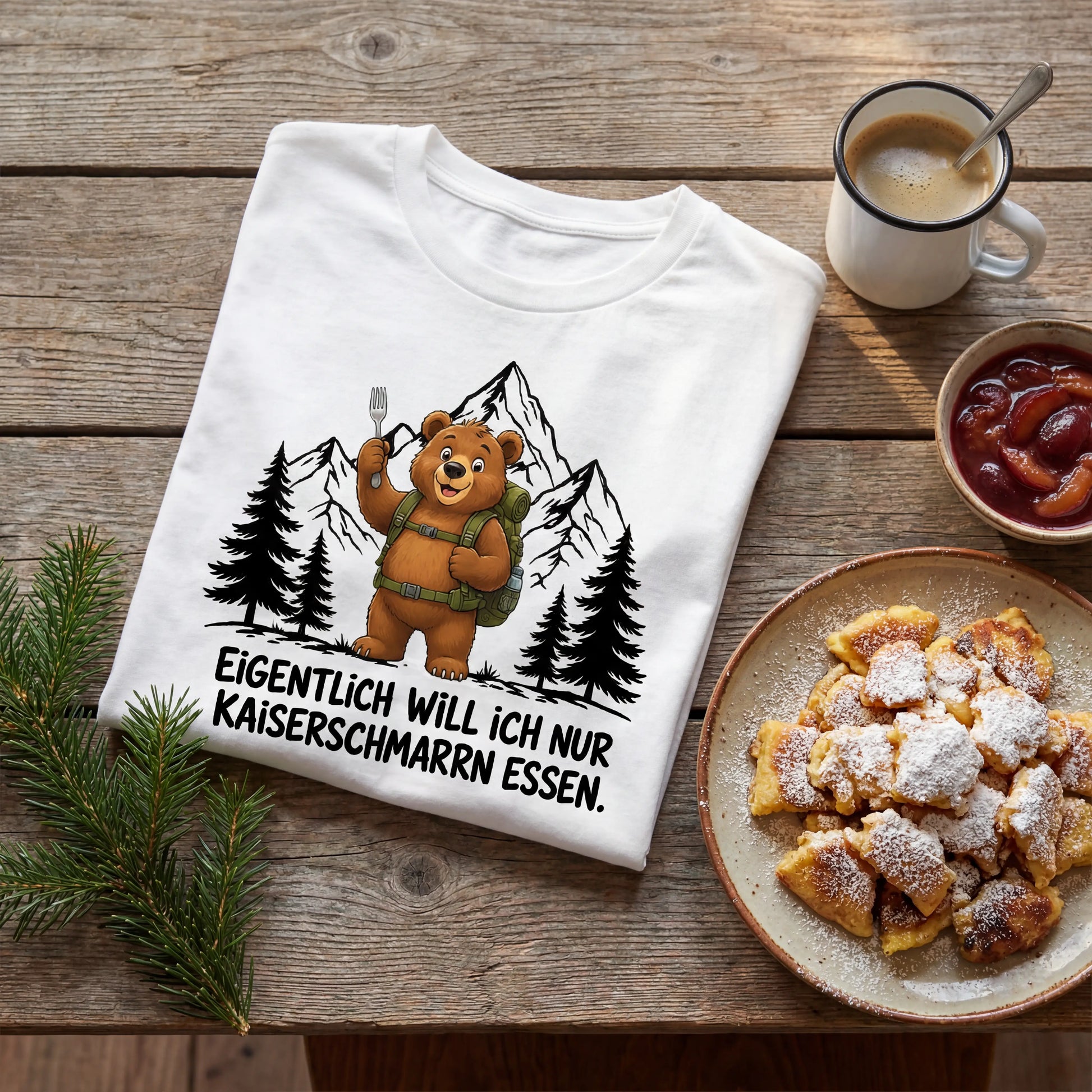 Kaiserschmarrn Bär T-Shirt Unisex Flatlay Weiß gefaltet