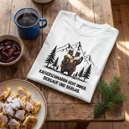 Kaiserschmarrn Dachs T-Shirt Unisex Flatlay Weiß gefaltet