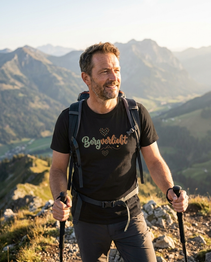 Bergverliebt Berg T-Shirt Unisex in Schwarz, Wanderer auf Felsgrat in den Alpen